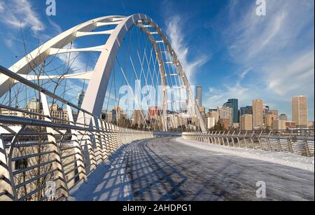 Panoramablick auf Walterdale Suspension Bridge und die Skyline der Innenstadt in Edmonton, Alberta, Kanada. Stockfoto