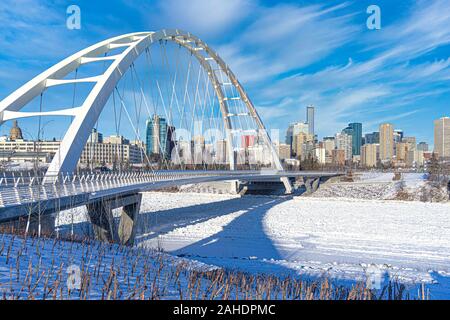 Panoramablick auf Walterdale Suspension Bridge und die Skyline der Innenstadt in Edmonton, Alberta, Kanada. Stockfoto