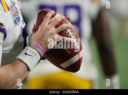 Atlanta, USA. 28 Dez, 2019. Heisman Trophy und LSU Tiger Quarterback Joe Burrow Kriege, bevor das Küken-fil-ein Pfirsich-schüssel NCAA Halbfinale Fußball-Spiel gegen die Oklahoma Sooners bei Mercedes-Benz-Stadion in Atlanta, 28. Dezember 2019. Foto von David Tulis/UPI Quelle: UPI/Alamy leben Nachrichten Stockfoto