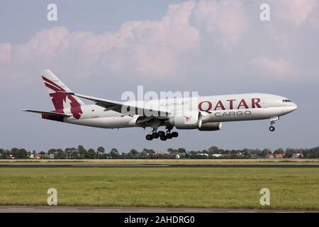 Qatar Cargo Boeing 777F mit der Registrierung einen 7-BFB auf shor endgültig für Start- und Landebahn 18R (Polderbaan) der Flughafen Amsterdam Schiphol. Stockfoto