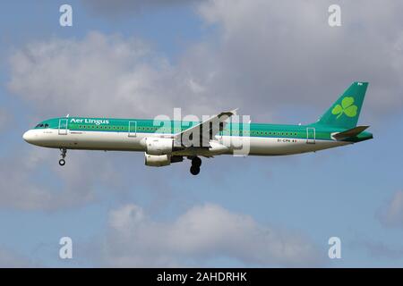 Irische Aer Lingus Airbus A 321-200 mit Registration EI-CPH auf kurze letzte für die Piste 18 C der Flughafen Amsterdam Schiphol. Stockfoto