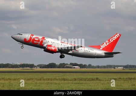 British Jet2 Boeing 737-300 mit der Registrierung G-CELH die Startbahn 36L (Polderbaan) der Flughafen Amsterdam Schiphol. Stockfoto