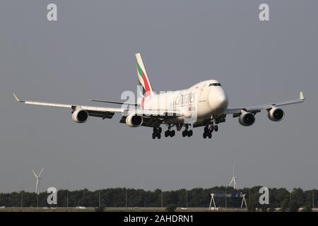 Emirates SkyCargo Boeing 747-400F mit Registrierung OO-THD auf kurze letzte für Start- und Landebahn 18R (Polderbaan) der Flughafen Amsterdam Schiphol. Stockfoto