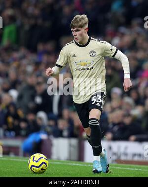 Turf Moor, Burnley, Lancashire, UK. 28 Dez, 2019. Fußball der englischen Premier League, Burnley gegen Manchester United; Brandon Williams von Manchester United läuft mit der Burnley Verteidiger - Streng redaktionelle Verwendung. Keine Verwendung mit nicht autorisierten Audio-, Video-, Daten-, Spielpläne, Verein/liga Logos oder "live" Dienstleistungen. On-line-in-Match mit 120 Bildern beschränkt, kein Video-Emulation. Keine Verwendung in Wetten, Spiele oder einzelne Verein/Liga/player Publikationen Quelle: Aktion plus Sport/Alamy leben Nachrichten Stockfoto