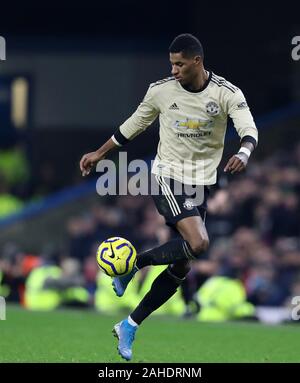 Turf Moor, Burnley, Lancashire, UK. 28 Dez, 2019. Fußball der englischen Premier League, Burnley gegen Manchester United; Marcus Rashford von Manchester United steuert die Kugel - Streng redaktionelle Verwendung. Keine Verwendung mit nicht autorisierten Audio-, Video-, Daten-, Spielpläne, Verein/liga Logos oder "live" Dienstleistungen. On-line-in-Match mit 120 Bildern beschränkt, kein Video-Emulation. Keine Verwendung in Wetten, Spiele oder einzelne Verein/Liga/player Publikationen Quelle: Aktion plus Sport/Alamy leben Nachrichten Stockfoto