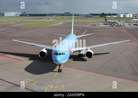 Niederländischen Arkefly Boeing 767-300 mit der Registrierung PH-AHQ Rollen zum Gate am Flughafen Amsterdam Schiphol. Stockfoto