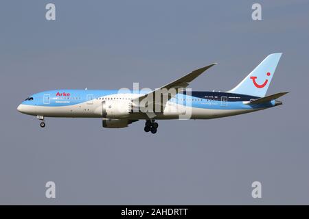 Niederländische Arke Boeing 787-8 Dreamliner mit Registrierung PH-TFK auf kurze letzte für die Piste 18 C der Flughafen Amsterdam Schiphol. Stockfoto