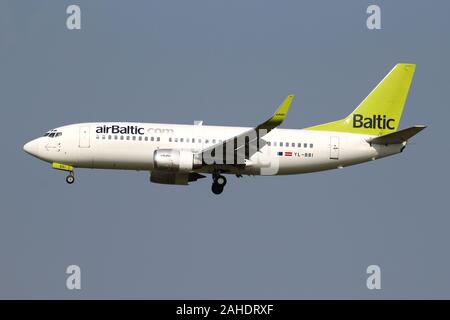 Lettische airBaltic Boeing 737-300 mit der Registrierung YL-BBI auf kurze letzte für die Piste 18 C der Flughafen Amsterdam Schiphol. Stockfoto