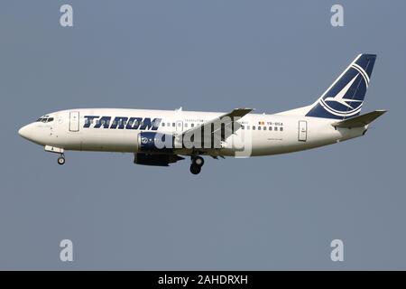 Die rumänische Tarom Boeing 737-300 mit der Registrierung YR-BGA auf kurze letzte für die Piste 18 C der Flughafen Amsterdam Schiphol. Stockfoto