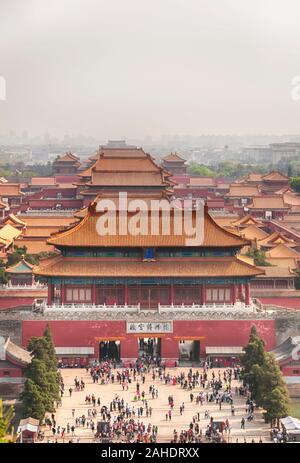 Peking, China. April 26, 2016. Ein Luftbild der vielen Gebäuden in der Verbotenen Stadt in Peking China ab dem Jingshan Park gesehen. Stockfoto