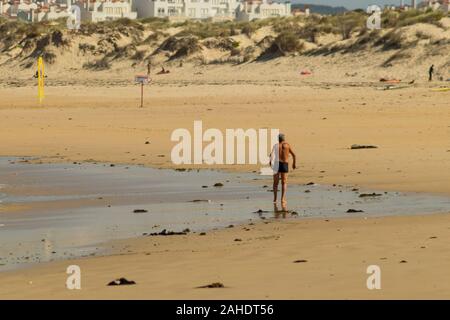 Alten Mann auf Gamboa Strand in Peniche Portugal Estremadura Stockfoto