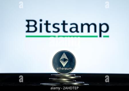 Des astraleums Münzen mit Bitstamp Logo auf einem Laptop. Slowenien, Ljubljana - 02 24 2019 Stockfoto