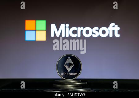 Des astraleums Münzen mit Microsoft Logo auf einem Laptop Bildschirm. Slowenien, Ljubljana - 02 24 2019 Stockfoto