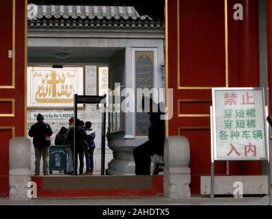 Peking, China. 28 Dez, 2019. Chinesische Muslime besuchen Sie eine beliebte Moschee im Zentrum von Peking am Samstag, 28. Dezember 2019. In einer seltenen Show der parteiübergreifende Einheit, Republikaner und Demokraten planen zu zwingen, der US-Präsident Donald Trump eine aktivere stehen auf die Menschenrechte in China zu nehmen, Vorbereitung Veto- Gesetzgebung, die chinesischen Beamten für die ingewahrsamnahme mehr als eine Million Muslime in Internierungslager bestrafen würde. Foto von Stephen Rasierer/UPI Quelle: UPI/Alamy leben Nachrichten Stockfoto