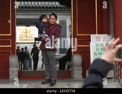 Peking, China. 28 Dez, 2019. Chinesische Muslime besuchen Sie eine beliebte Moschee im Zentrum von Peking am Samstag, 28. Dezember 2019. In einer seltenen Show der parteiübergreifende Einheit, Republikaner und Demokraten planen zu zwingen, der US-Präsident Donald Trump eine aktivere stehen auf die Menschenrechte in China zu nehmen, Vorbereitung Veto- Gesetzgebung, die chinesischen Beamten für die ingewahrsamnahme mehr als eine Million Muslime in Internierungslager bestrafen würde. Foto von Stephen Rasierer/UPI Quelle: UPI/Alamy leben Nachrichten Stockfoto