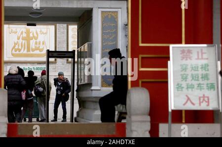 Peking, China. 28 Dez, 2019. Chinesische Muslime besuchen Sie eine beliebte Moschee im Zentrum von Peking am Samstag, 28. Dezember 2019. In einer seltenen Show der parteiübergreifende Einheit, Republikaner und Demokraten planen zu zwingen, der US-Präsident Donald Trump eine aktivere stehen auf die Menschenrechte in China zu nehmen, Vorbereitung Veto- Gesetzgebung, die chinesischen Beamten für die ingewahrsamnahme mehr als eine Million Muslime in Internierungslager bestrafen würde. Foto von Stephen Rasierer/UPI Quelle: UPI/Alamy leben Nachrichten Stockfoto