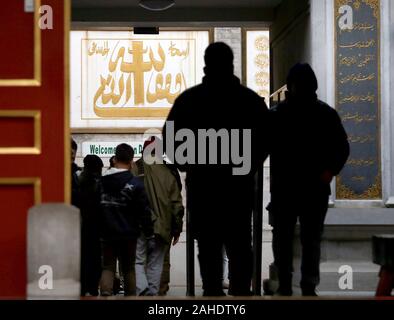 Peking, China. 28 Dez, 2019. Chinesische Muslime besuchen Sie eine beliebte Moschee im Zentrum von Peking am Samstag, 28. Dezember 2019. In einer seltenen Show der parteiübergreifende Einheit, Republikaner und Demokraten planen zu zwingen, der US-Präsident Donald Trump eine aktivere stehen auf die Menschenrechte in China zu nehmen, Vorbereitung Veto- Gesetzgebung, die chinesischen Beamten für die ingewahrsamnahme mehr als eine Million Muslime in Internierungslager bestrafen würde. Foto von Stephen Rasierer/UPI Quelle: UPI/Alamy leben Nachrichten Stockfoto