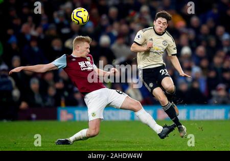 Burnley ist Ben Mee (links) und von Manchester United Daniel James Kampf um den Ball während der Premier League Spiel im Turf Moor, Burnley. Stockfoto