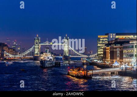 HMS Belfast und der Tower Bridge über die Themse in der Dämmerung in London, Großbritannien mit kopieren. Stockfoto