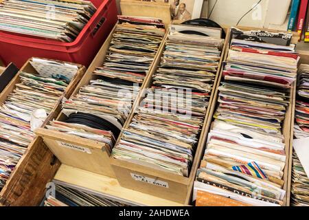 Boxen von Schallplatten auf Verkauf in second hand Shop, Großbritannien Stockfoto