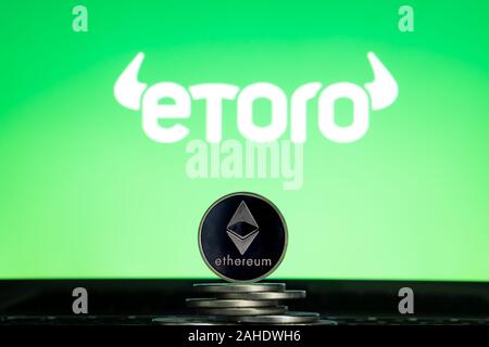 Des astraleums Münzen mit eToro Logo auf einem Laptop. Slowenien, Ljubljana - 02 24 2019 Stockfoto