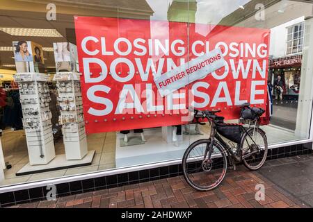 Fahrrad hielten gegen Show Fenster schließen Verkauf, Abergavenny, Wales, Großbritannien Stockfoto