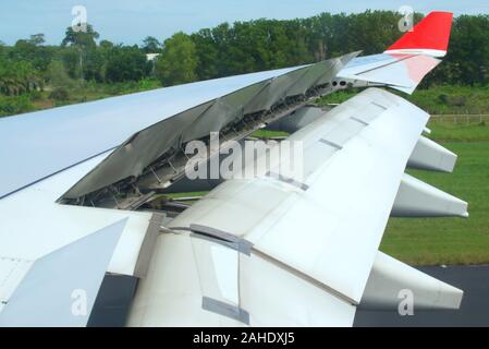 Düsenflugzeug Druckluftbremse und die Klappen vollständig nach der Landung erweitert. Hydraulische Aktoren können in der Innenseite des Kotflügels gesehen werden. Stockfoto