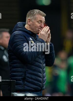 Watford, UK. 28 Dez, 2019. Aston Villa manager Dean Smith bedeckt sein Gesicht während der Premier League Match zwischen Watford und Aston Villa an der Vicarage Road, Watford, England am 28. Dezember 2019. Foto von Andy Rowland/PRiME Media Bilder. Credit: PRiME Media Images/Alamy leben Nachrichten Stockfoto