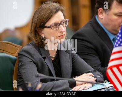 Us-stellvertretender Verteidigungsminister Laura K. Cooper bei einem Treffen mit dem Ukrainischen Verteidigungsminister Stepan Poltorak Dezember 7, 2018 in Kiew, Ukraine. Stockfoto