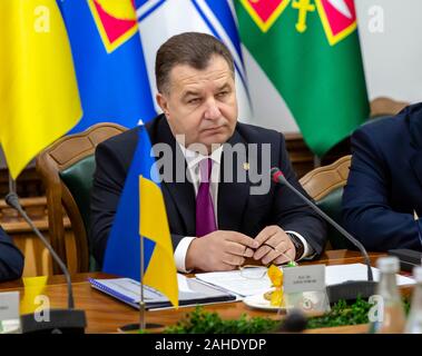 Der ukrainische Verteidigungsminister Stepan Poltorak bei einem Treffen mit US-Stellvertretender Verteidigungsminister Laura K. Cooper Dezember 7, 2018 in Kiew, Ukraine. Stockfoto