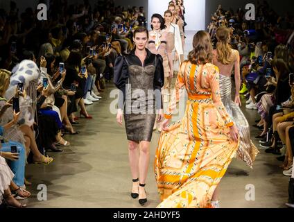 New York, NY-Sept 06, 2019: Modelle gehen Sie die Start- und Landebahn an der Vivienne Hu Frühling Sommer 2020 Fashion Show Stockfoto