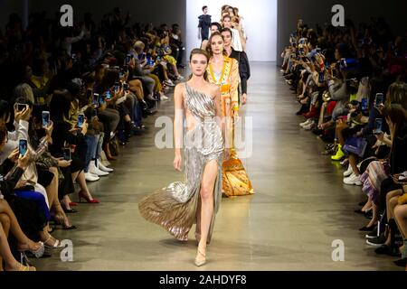 New York, NY-Sept 06, 2019: Modelle gehen Sie die Start- und Landebahn an der Vivienne Hu Frühling Sommer 2020 Fashion Show Stockfoto