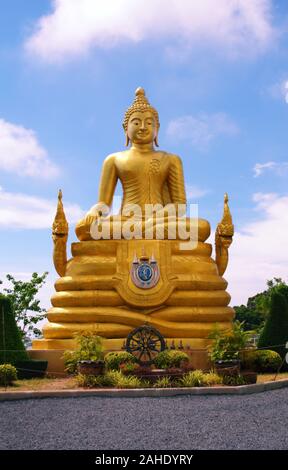 Goldene Statue eines sitzenden Buddha, durch zwei Naga Schlangen in Thailand flankiert. Stockfoto