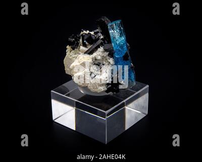 Turmalin, Aquamarin mineral schließen oben mit schwarzem Hintergrund Stockfoto