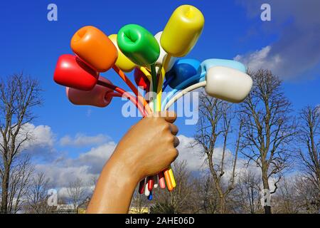 PARIS, Frankreich - 20 Dez 2019 - Blick auf die Skulptur Blumenstrauß aus Tulpen von Jeff Koons außerhalb des Petit Palais in der Nähe der Champs-Elysees in Paris, Frankreich. Stockfoto