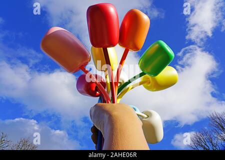 PARIS, Frankreich - 20 Dez 2019 - Blick auf die Skulptur Blumenstrauß aus Tulpen von Jeff Koons außerhalb des Petit Palais in der Nähe der Champs-Elysees in Paris, Frankreich. Stockfoto