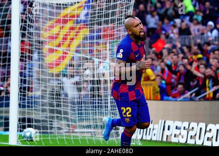 BARCELONA-DEZ 21: Arturo Vidal feiert ein Ziel an der La Liga Match zwischen dem FC Barcelona und Deportivo Alaves im Camp Nou Stadion am Dezember Stockfoto