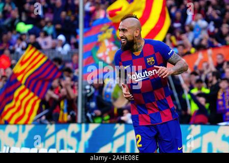 BARCELONA-DEZ 21: Arturo Vidal feiert ein Ziel an der La Liga Match zwischen dem FC Barcelona und Deportivo Alaves im Camp Nou Stadion am Dezember Stockfoto