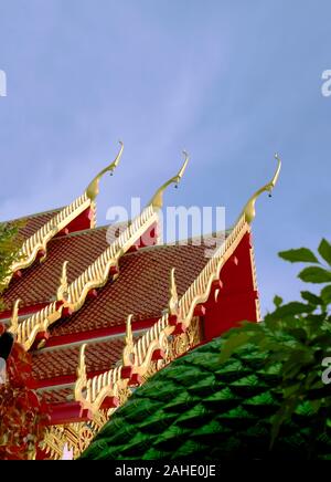 Goldenen Verzierungen auf dem Dach eines buddhistischen Schrein im Wat Suwankiriket Schule Tempel, in Karon, Provinz Phuket, Thailand. Stockfoto
