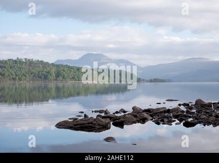 Blick über Loch Lomond von der Süd-Ost-Küste. Inchmurrin geradeaus mit Ben Lomond in der Ferne. Stockfoto