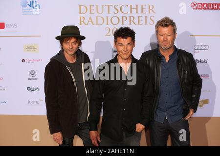 Pal Waaktaar-Savoy, Magne Furuholmen und Morten Harket (a-ha) bei der Verleihung vom Deutschen Radiopreis 2015 im Schuppen 52. Hamburg, 03.09.2015 Stockfoto