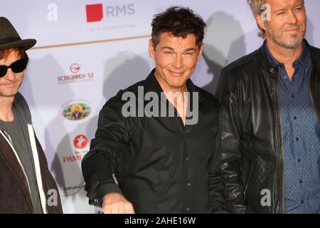 Pal Waaktaar-Savoy, Magne Furuholmen und Morten Harket (a-ha) bei der Verleihung vom Deutschen Radiopreis 2015 im Schuppen 52. Hamburg, 03.09.2015 Stockfoto