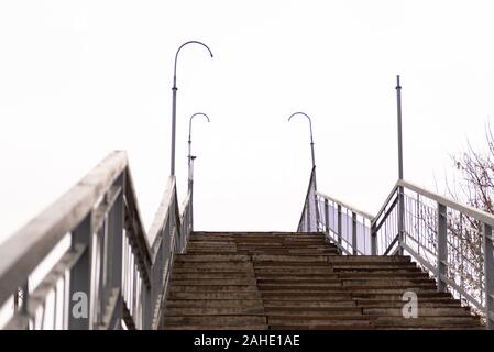 Alte Fußgängerbrücke über die Bahn. Die Brücke ist nicht für behinderte und nicht für ältere Menschen. Stockfoto