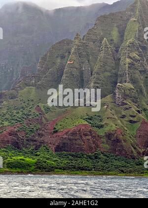 Kauai, die Vereinigten Staaten von Amerika. 27. Dezember, 2019. Eine US Coast Guard MH-65 Dolphin Helikopter mit Air Station Herrenfriseure Punkt sucht in der Na Pali Küste von Kauai für eine fehlende Tour Helikopter mit sieben Menschen an Bord Dezember 27, 2019 in Hawaii. Der Flug, Hubschrauber mit Safari Hubschrauber konnte nach einem kurzen Flug die zerklüftete Küste zu Ansicht zurückzukehren. Credit: Lt.Dan Winter/USCG/Alamy leben Nachrichten Stockfoto