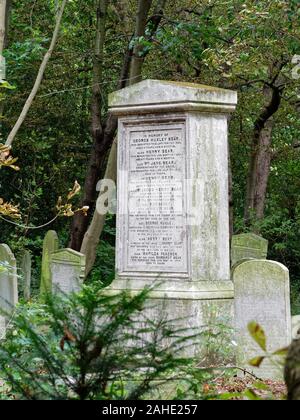 Grabstein aus dem Friedhof im Tower Hamlets Cemetery Park, Bow, East London, Großbritannien. Stockfoto