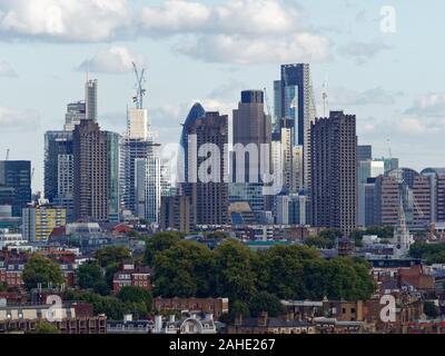 Blick auf die City of London von Kings Cross (Norden), mit Wohnhäusern und dem Barbican-Komplex davor. Stockfoto