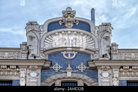 Architektonische Details des Jugendstilgebäudes, Elizisa iela 10b, Riga, Lettland Stockfoto