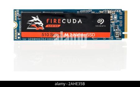 Winneconne, WI - 20. November 2019: ein Paket von Seagate firecuda Gaming 510 NVME SSD auf einem isolierten Hintergrund Stockfoto
