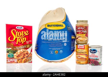 Winneconne, WI-24 November 2019: ein Paket von butterball Türkei Kraftpapier Herd Füllung heinz Soße libby Pumpkin Pie und Ocean Spray cranberry sa Stockfoto