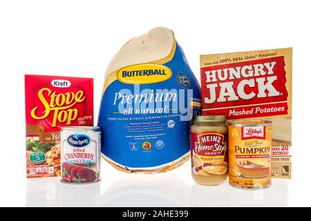 Winneconne, WI-24 November 2019: ein Paket von butterball Türkei Kraftpapier herd Soße nach oben Heinz libby Kürbistorte Ocean Spray cranberry Füllung Sauce Stockfoto